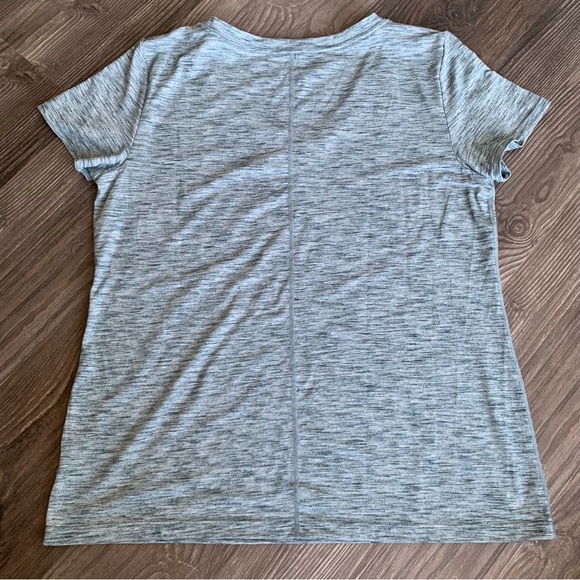 GapFit Breath V-Neck - Picture 7 of 7